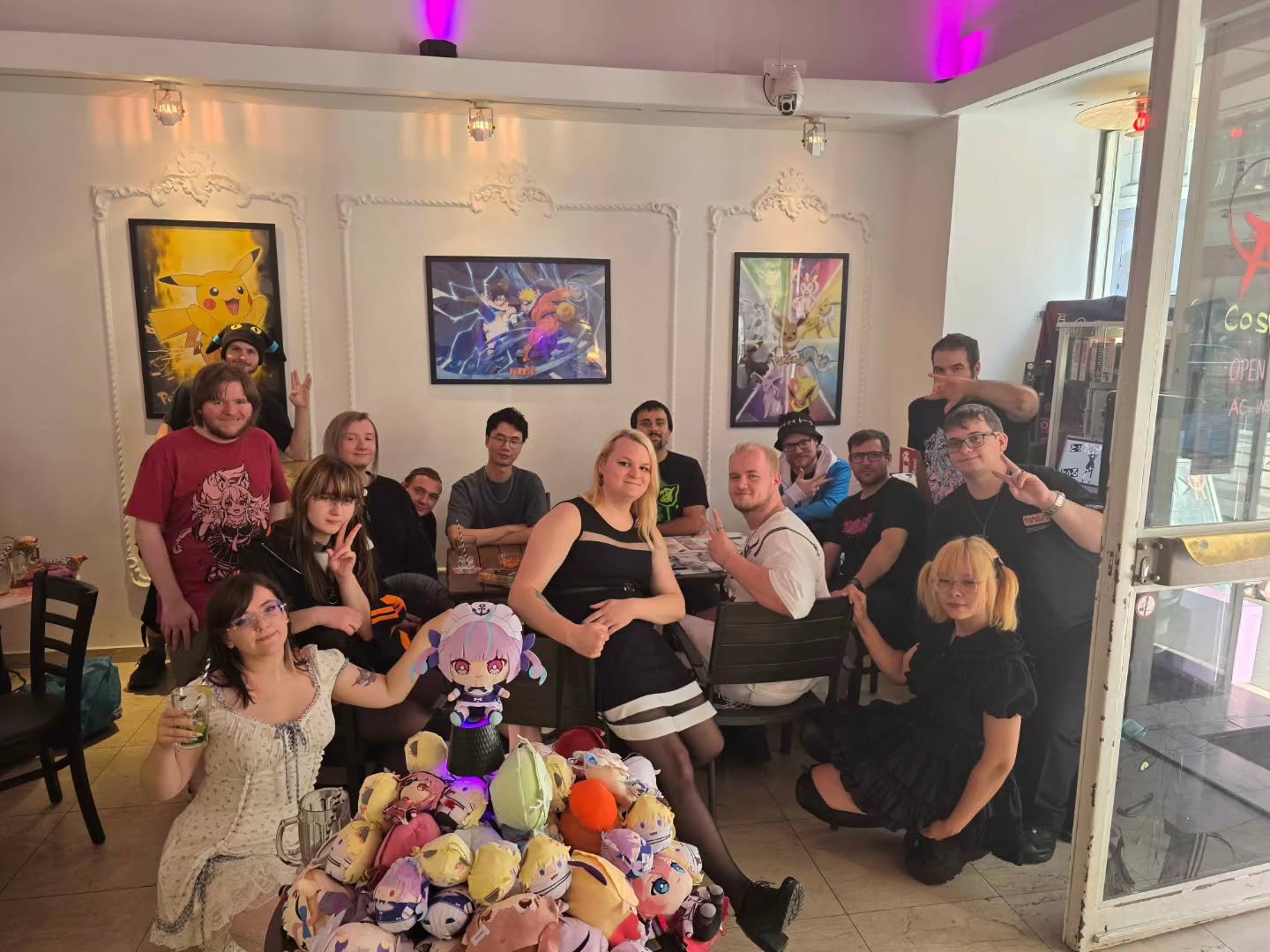 Gruppenfoto beim HoloAT-Treffen in der Akira Cosplay Lounge